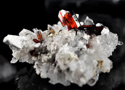 Sharp Brookite on Quartz