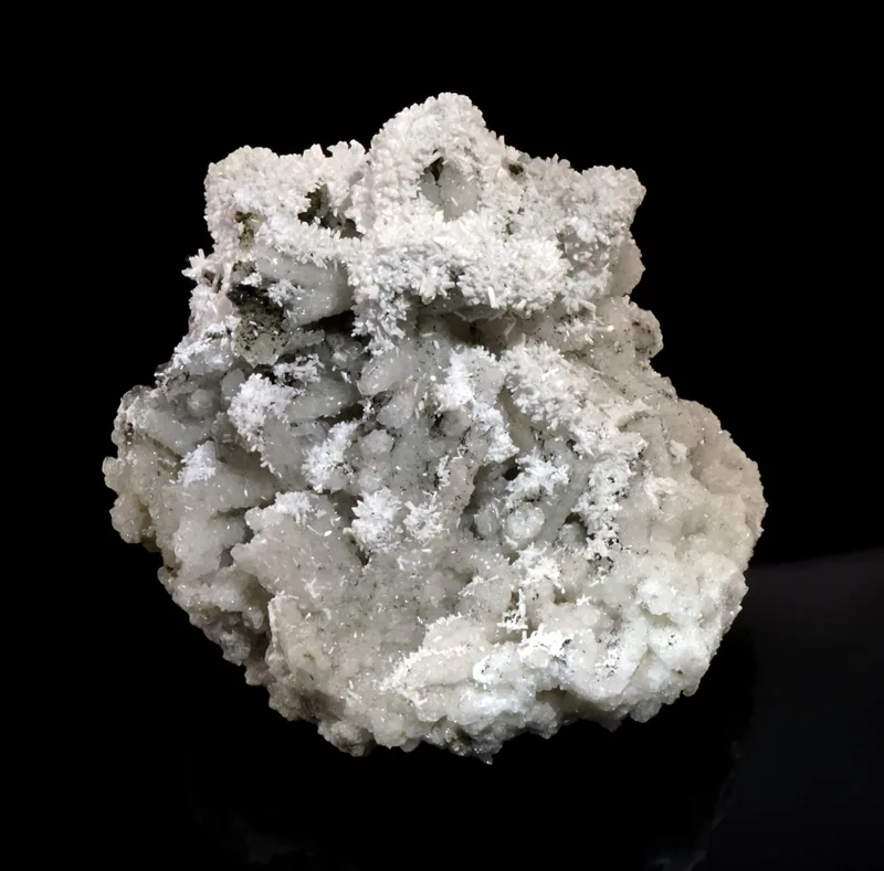 Laumontite on Quartz Casts