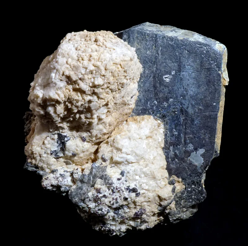 Magnesio-hastingsite with Spinel in Calcite