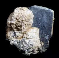 Magnesio-hastingsite with Spinel in Calcite