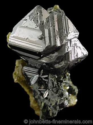 Magnetite with Growth Layers